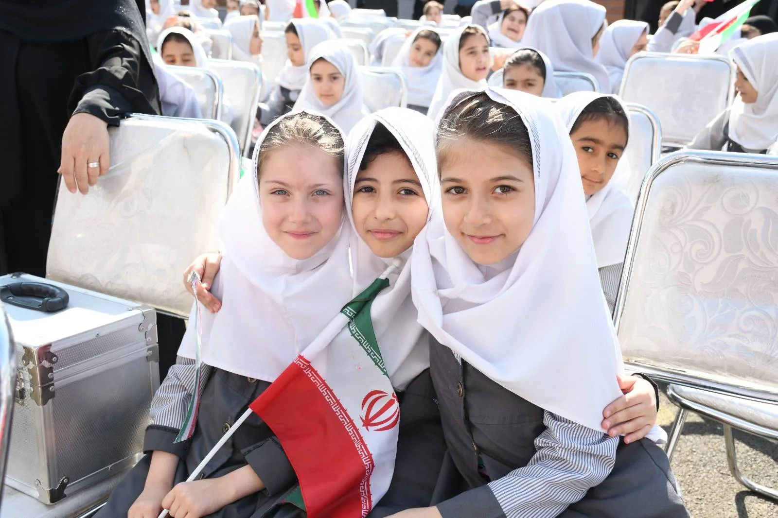 دانش‌آموزان دختر در مراسم افتتاح مدرسه فرزندان میهن